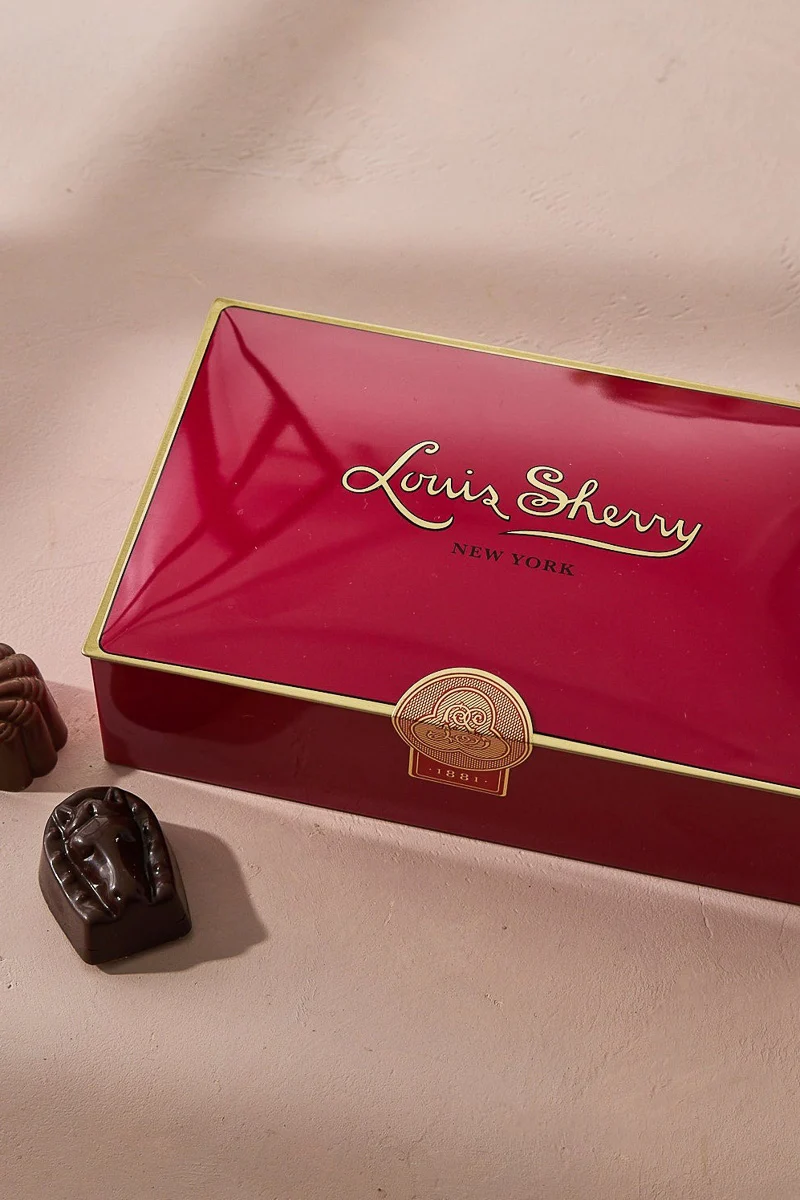 Louis Sherry 12-Piece Chocolate Tin Vreeland Red - Image 2